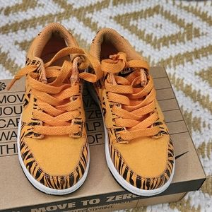 Nike dunks (tiger)